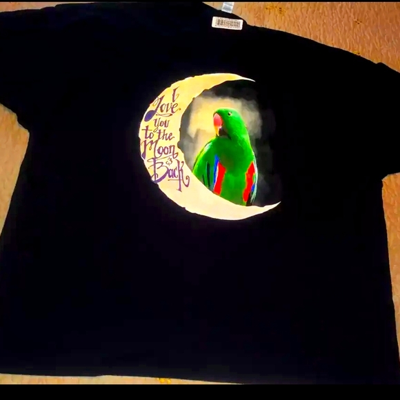 Other - PARROT LOVERS UNISEX T SHIRT.